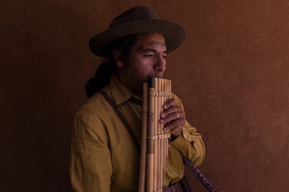 Música andina con zampoña en ceremonia