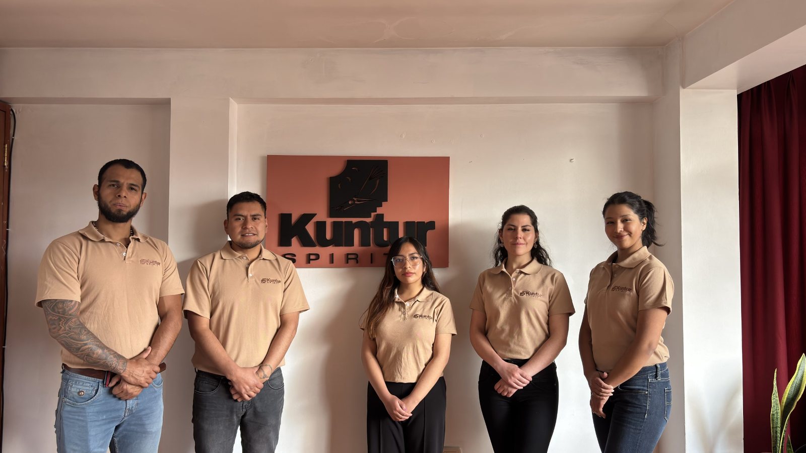 Equipo de Kuntur Spirit en su oficina de Cusco